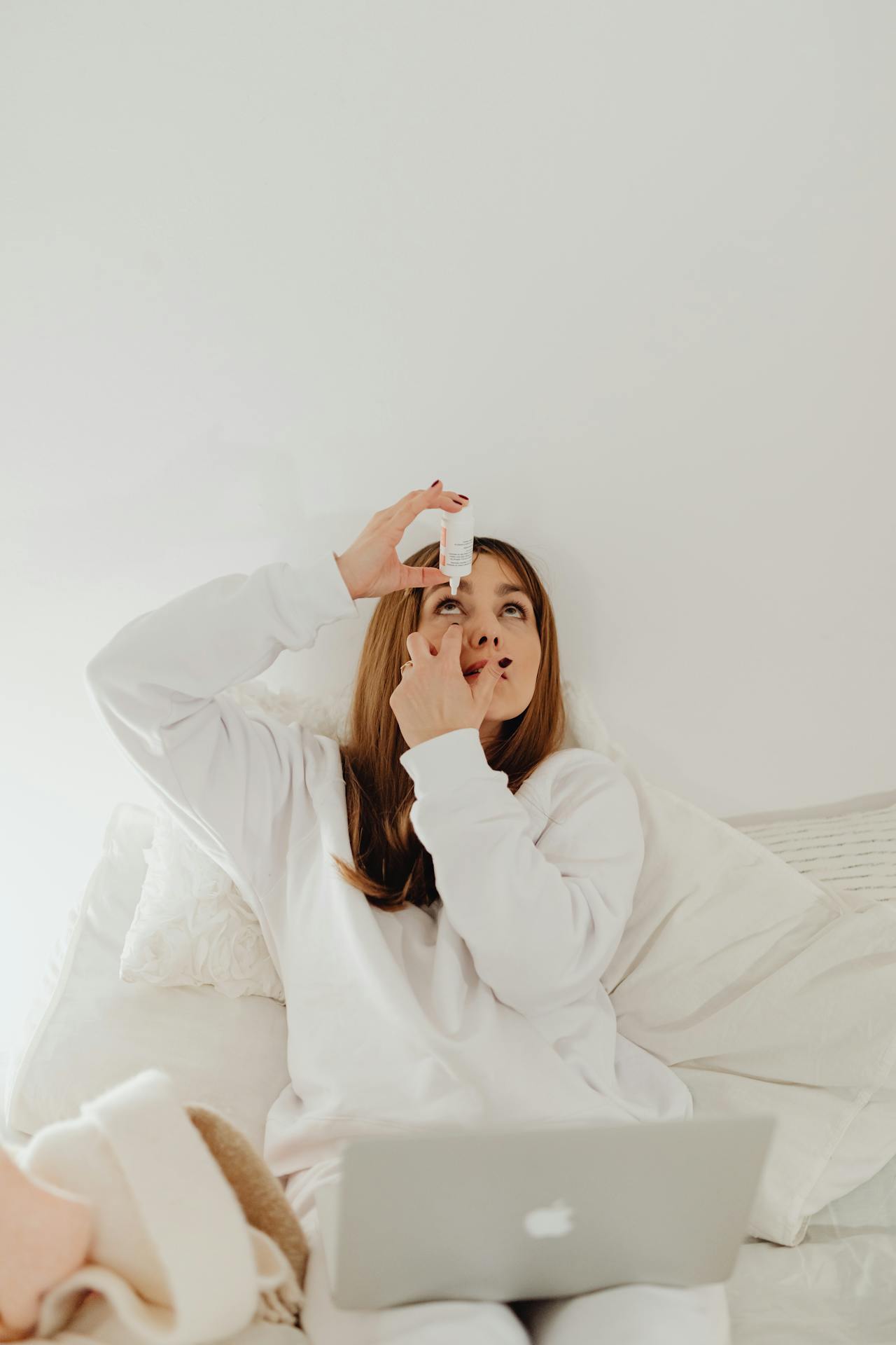 Persona descansando la vista